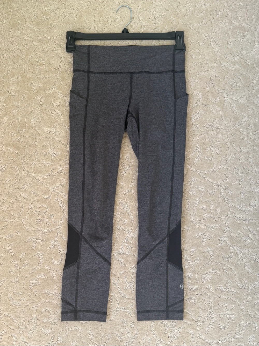 lululemon athletica Gray & Black mid-Rise CAPRI leggings